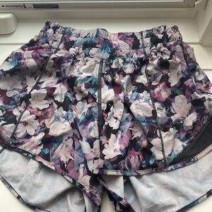 Lululemon hotty hot short in size 4 4 inch in Utopia multi/deep phantom